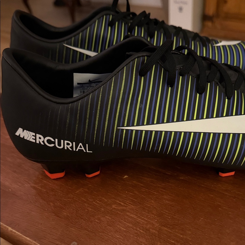 Nike Men's Black and Blue Soccer Shoes - Picture 7 of 7